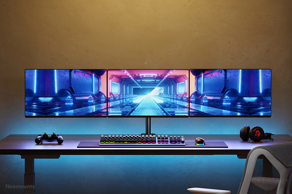 Neomounts FPMA-D550D3 zwart is een bureausteun voor 3 flat screens t/m 27 inch (69 cm).