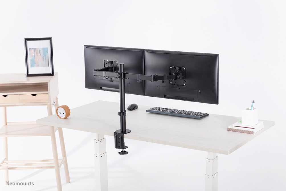 Neomounts FPMA-D550D zwart is een bureausteun voor 2 flat screens t/m 32 inch - Zwart