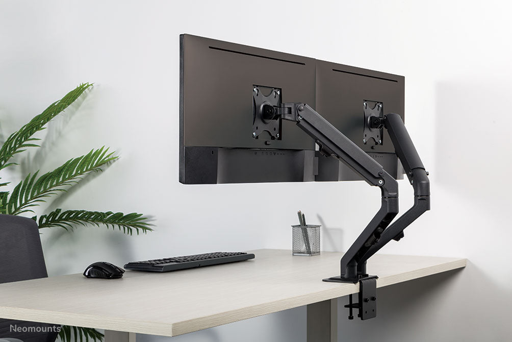 Neomounts FPMA-D650D zwart is een full motion bureausteun voor schermen t/m 27 (69 cm).