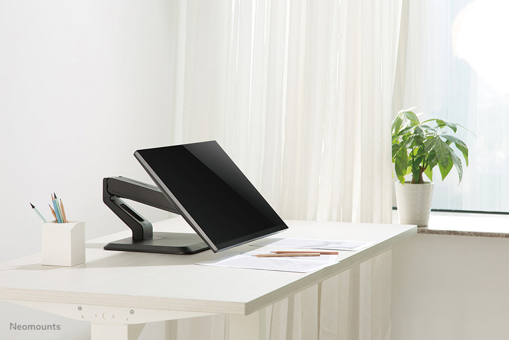 Neomounts FPMA-D885 zwart is een bureausteun voor flat screens t/m 32 inch (81 cm)