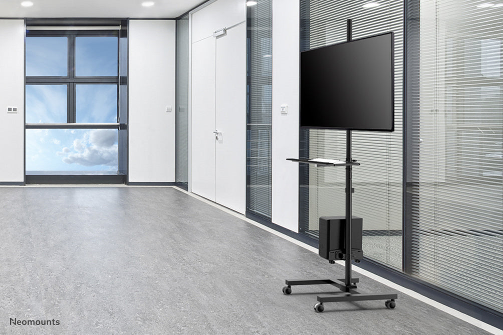 Neomounts FPMA-MOBILE1700 is een verrijdbare werkplek voor een monitor (max. 32 inch/81 cm), PC, toetsenbord en muis.