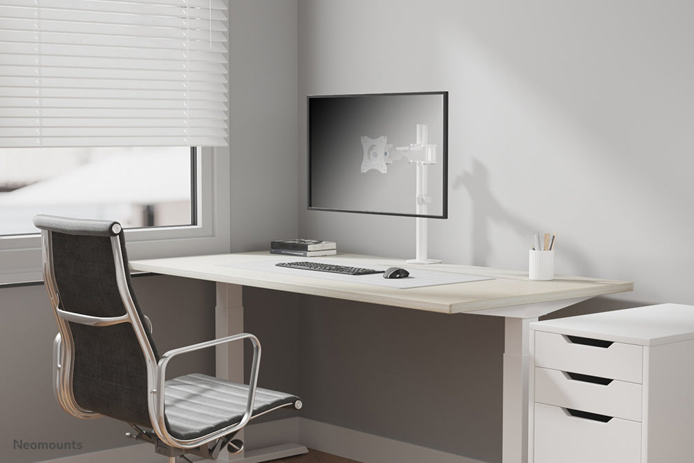Neomounts NM-D135 wit is een bureausteun met 3 draaipunten voor flat screens t/m 30 inch (76 cm).