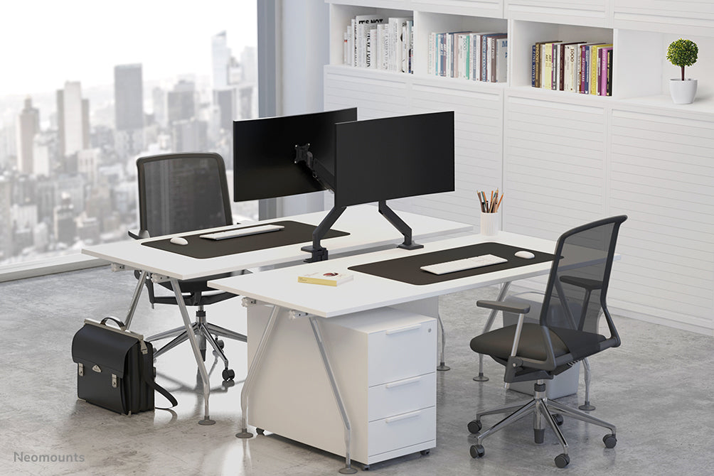 Neomounts NM-D775black is een gasgeveerde bureausteun voor flat screens t/m 32 inch (81 cm) - Zwart