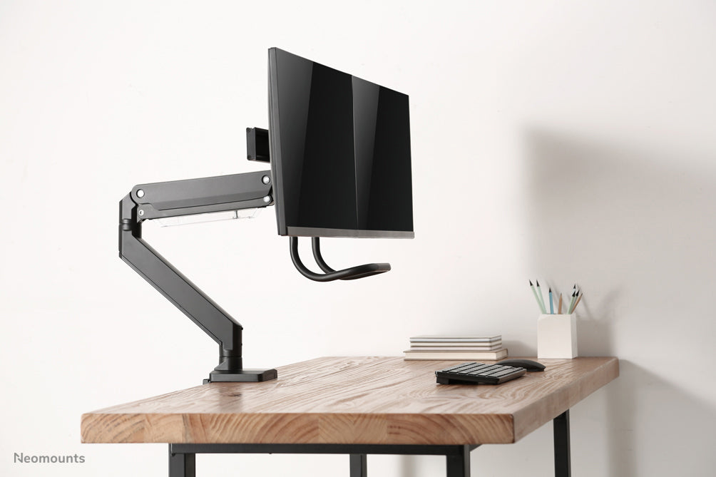 Neomounts NM-D775DX zwart is een gasgeveerde bureausteun met crossbar en hendel voor flat screens t/m 32 inch (81 cm).