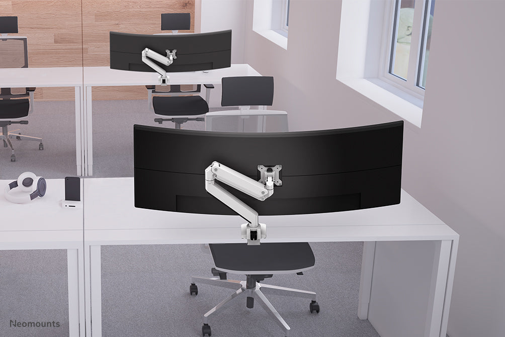 Neomounts NM-D775 witPLUS is een gasgeveerde bureausteun voor curved monitors t/m 49 inch (124 cm) - Wit