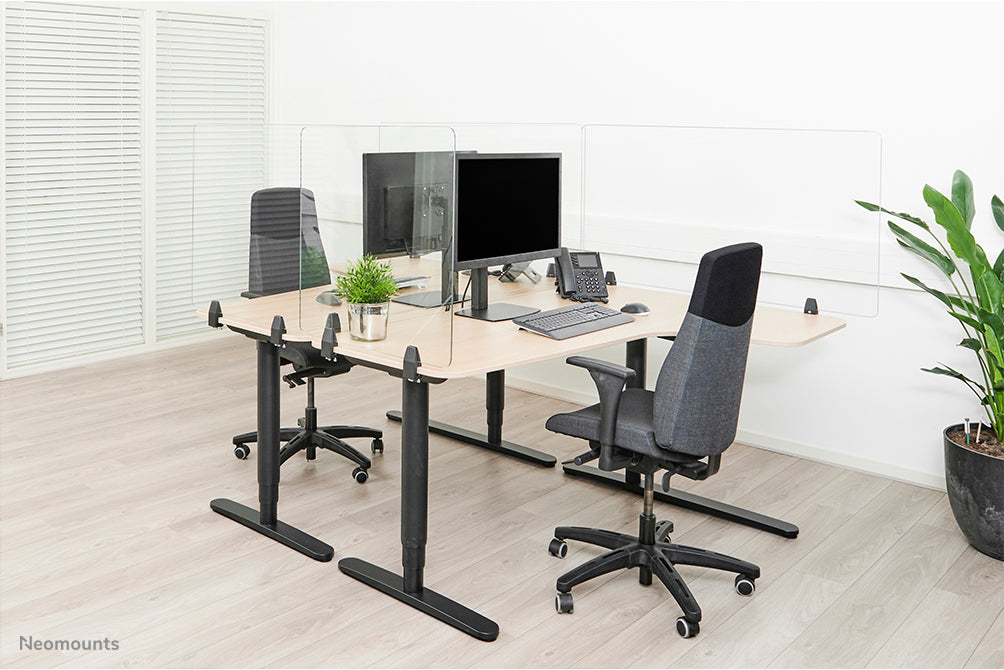 Neomounts NS-GLSPROTECT140 is een duurzaam glazen scherm van 138 cm dat afstandsbescherming biedt op de werkvloer - Gehard, transparant glas, 100% recyclebaar