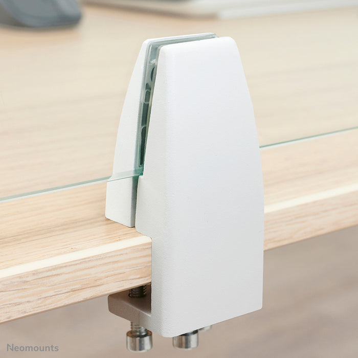 Neomounts NS-GLSPROTECT120 is een duurzaam glazen scherm van 120 cm dat afstandsbescherming biedt op de werkvloer - Gehard, transparant glas, 100% recyclebaar