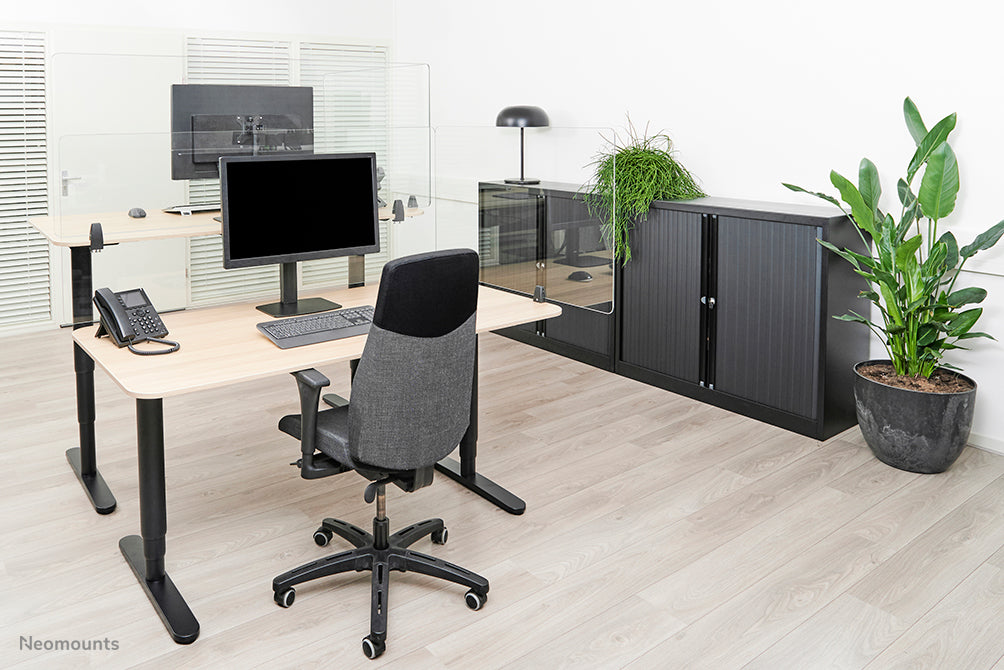 Neomounts NS-GLSPROTECT120 is een duurzaam glazen scherm van 120 cm dat afstandsbescherming biedt op de werkvloer - Gehard, transparant glas, 100% recyclebaar