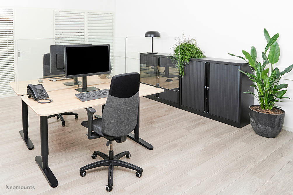 Neomounts NS-GLSPROTECT160 is een duurzaam glazen scherm van 158 cm dat afstandsbescherming biedt op de werkvloer - Gehard, transparant glas, 100% recyclebaar