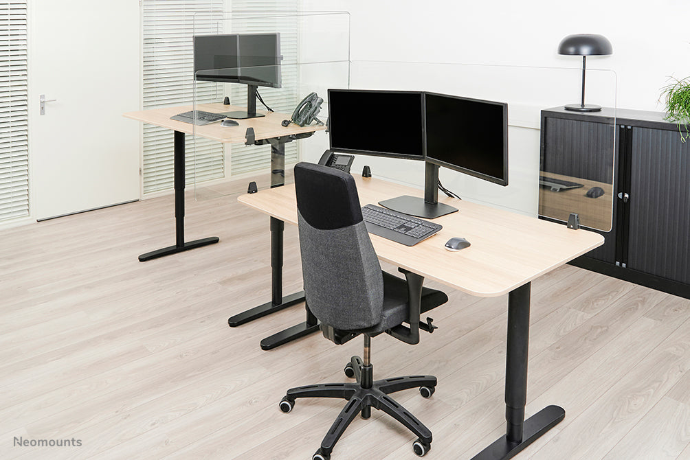 Neomounts NS-GLSPROTECT140 is een duurzaam glazen scherm van 138 cm dat afstandsbescherming biedt op de werkvloer - Gehard, transparant glas, 100% recyclebaar