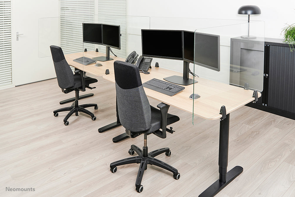 Neomounts NS-GLSPROTECT140 is een duurzaam glazen scherm van 138 cm dat afstandsbescherming biedt op de werkvloer - Gehard, transparant glas, 100% recyclebaar