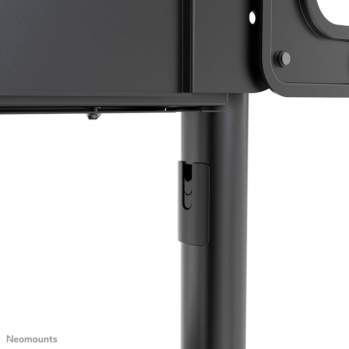 Neomounts NS-M1250 zwart is een verrijdbaar meubel voor flat screens t/m 70 inch (178 cm). Incl. laptop plateau - Zwart