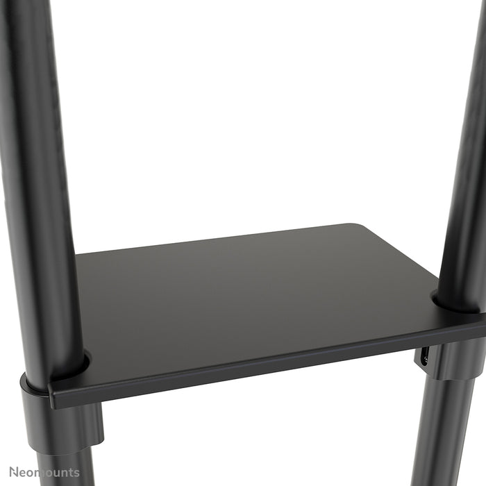 Neomounts NS-M1250 zwart is een verrijdbaar meubel voor flat screens t/m 70 inch (178 cm). Incl. laptop plateau - Zwart