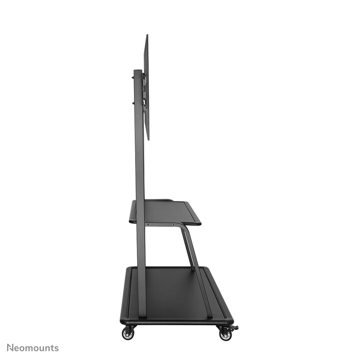 Neomounts NS-M4000 zwart is een verrijdbaar meubel voor flat screens t/m 105 inch (267 cm).