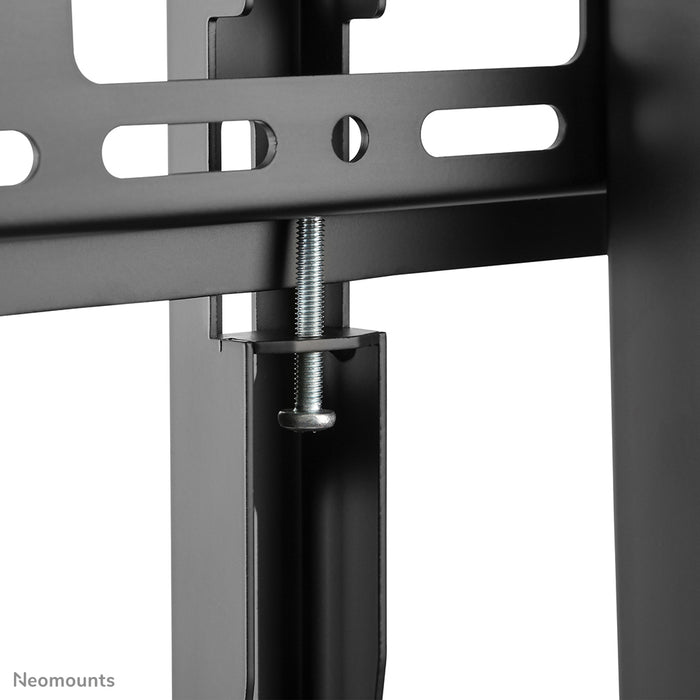 Neomounts NS-M4000 zwart is een verrijdbaar meubel voor flat screens t/m 105 inch (267 cm).