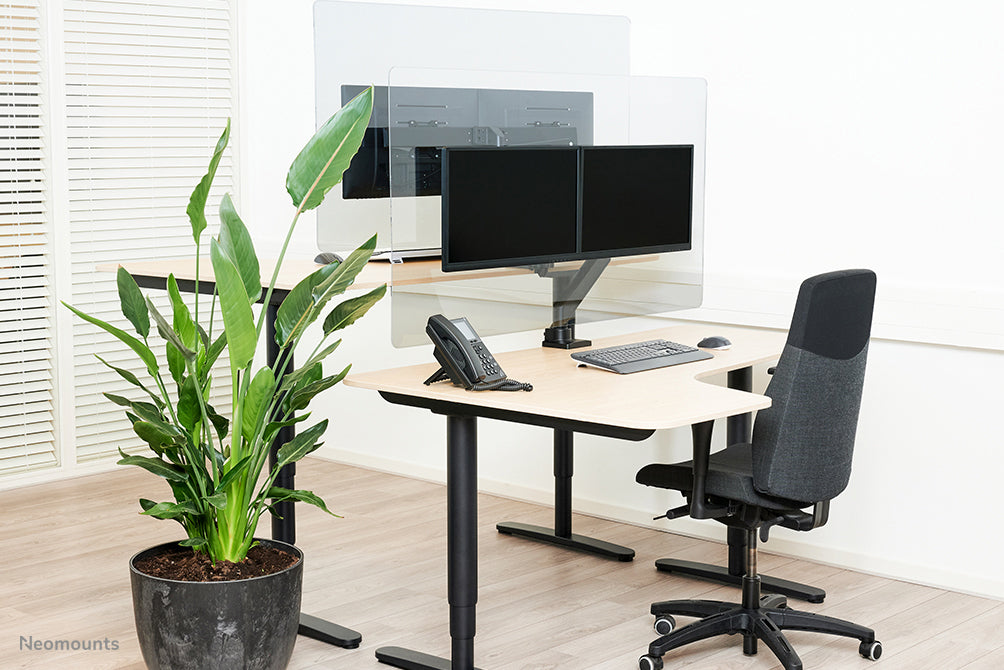 Neomounts NS-PLXPROTECT2 is een transparant scherm t.b.v. 2 flat screens en biedt afstandsbescherming op de werkvloer - Transparant acrylaat, 100% recyclebaar | PLXPROTECT van is geregistreerd als EU-Design patent |