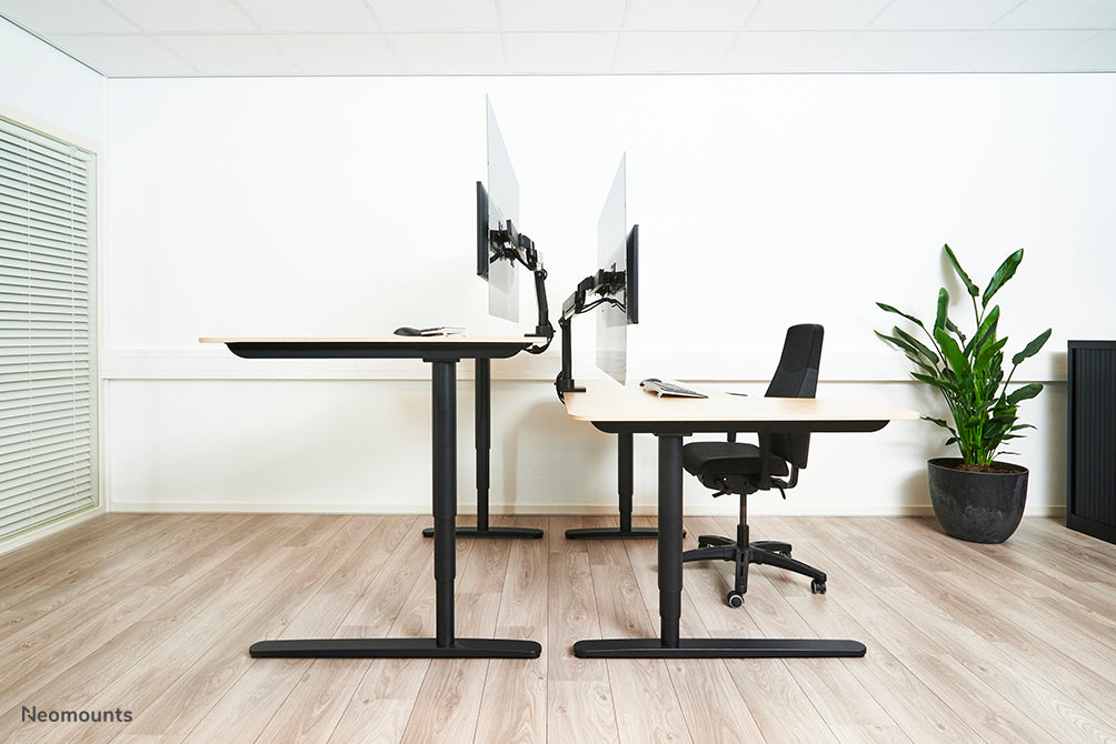Neomounts NS-PLXPROTECT2 is een transparant scherm t.b.v. 2 flat screens en biedt afstandsbescherming op de werkvloer - Transparant acrylaat, 100% recyclebaar | PLXPROTECT van is geregistreerd als EU-Design patent |