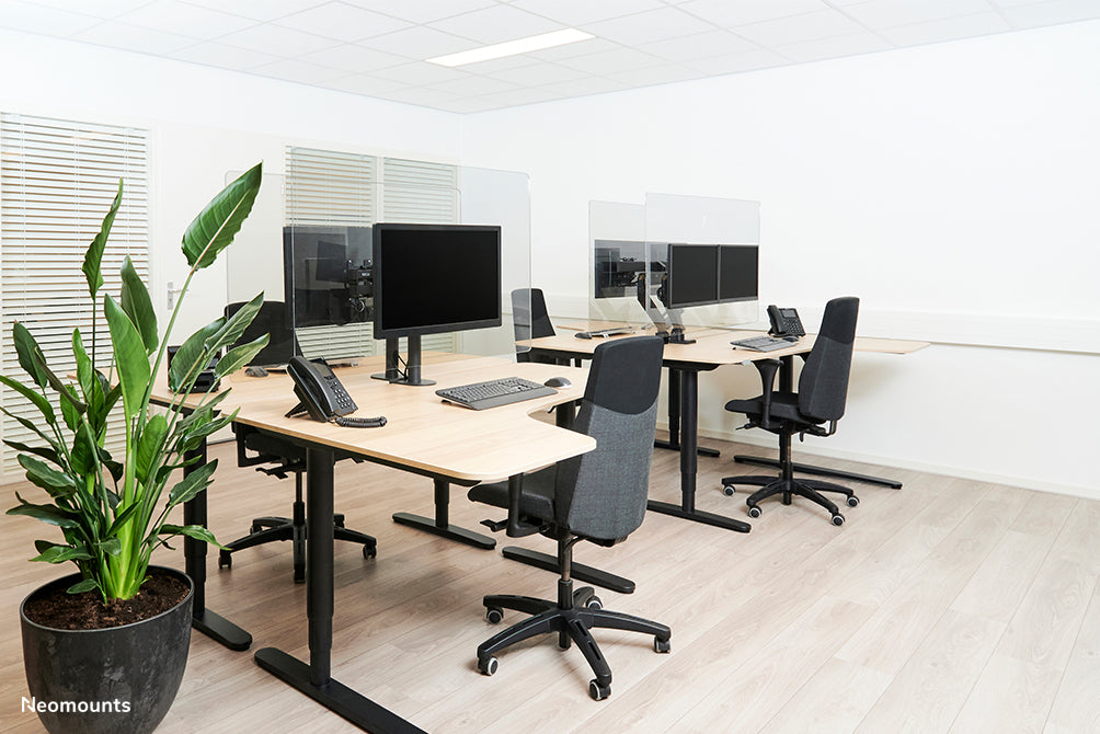 Neomounts NS-PLXPROTECT2 is een transparant scherm t.b.v. 2 flat screens en biedt afstandsbescherming op de werkvloer - Transparant acrylaat, 100% recyclebaar | PLXPROTECT van is geregistreerd als EU-Design patent |