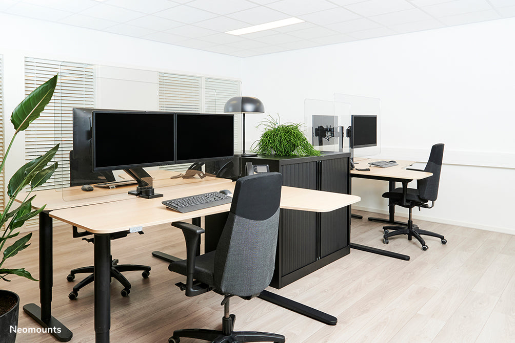 Neomounts NS-PLXPROTECT2 is een transparant scherm t.b.v. 2 flat screens en biedt afstandsbescherming op de werkvloer - Transparant acrylaat, 100% recyclebaar | PLXPROTECT van is geregistreerd als EU-Design patent |