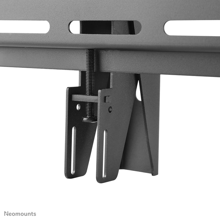 Neomounts NS-WMB200P zwart is een menu board wandsteun voor de verticale montage van schermen tot 52 inch (132 cm).