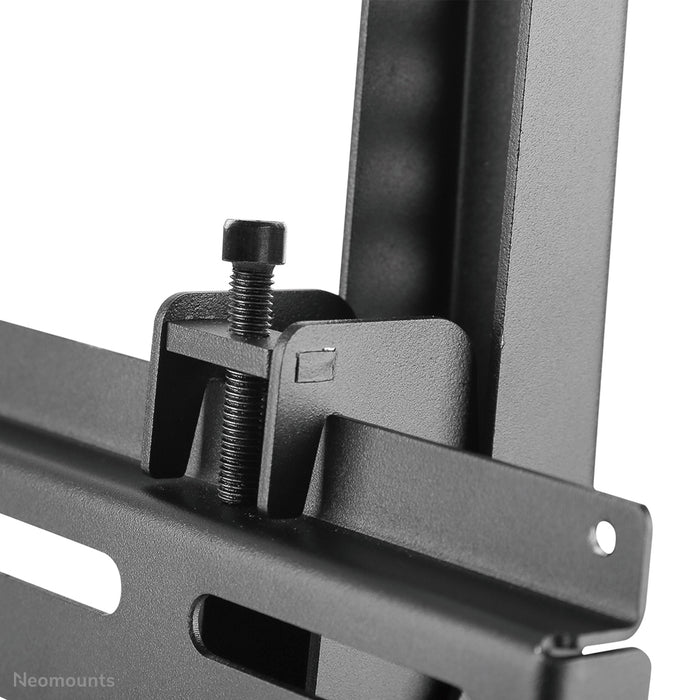 Neomounts NS-WMB300black is een menu board wandsteun voor schermen tot 52 inch (132 cm).
