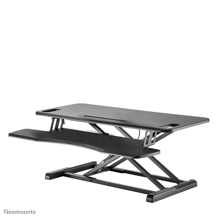 Neomounts zit-sta werkplek, model NS-WS300 zwart, transformeert een standaard werkplek in een gezonde zit-sta werkplek.