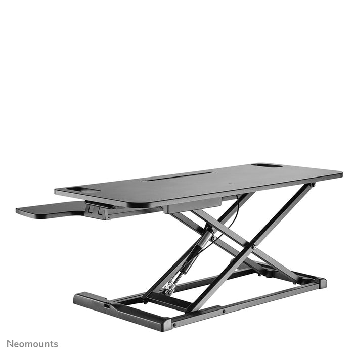Neomounts zit-sta werkplek, model NS-WS300 zwart, transformeert een standaard werkplek in een gezonde zit-sta werkplek.