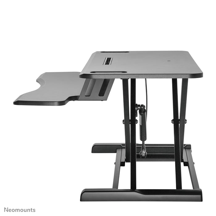 Neomounts zit-sta werkplek, model NS-WS300 zwart, transformeert een standaard werkplek in een gezonde zit-sta werkplek.
